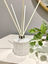 Load image into Gallery viewer, Japanese Honeysuckle Diffuser
